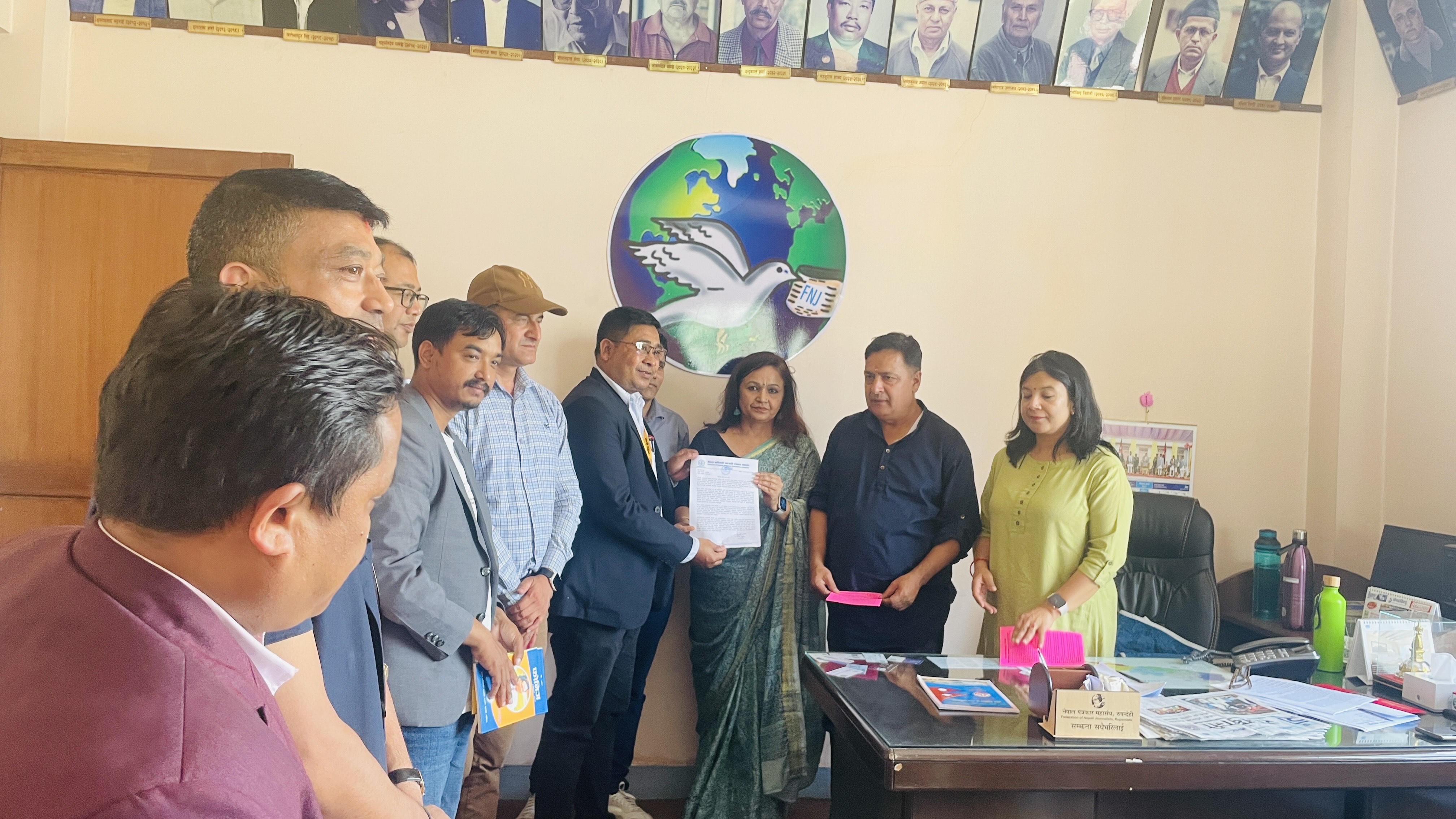 नेपाल पत्रकार महासंघका पदाधिकारीहरुलाई फोनिजका पदाधिकारीहरु विभिन्न माग राखी ज्ञापनपत्र बुझाउँदै ।