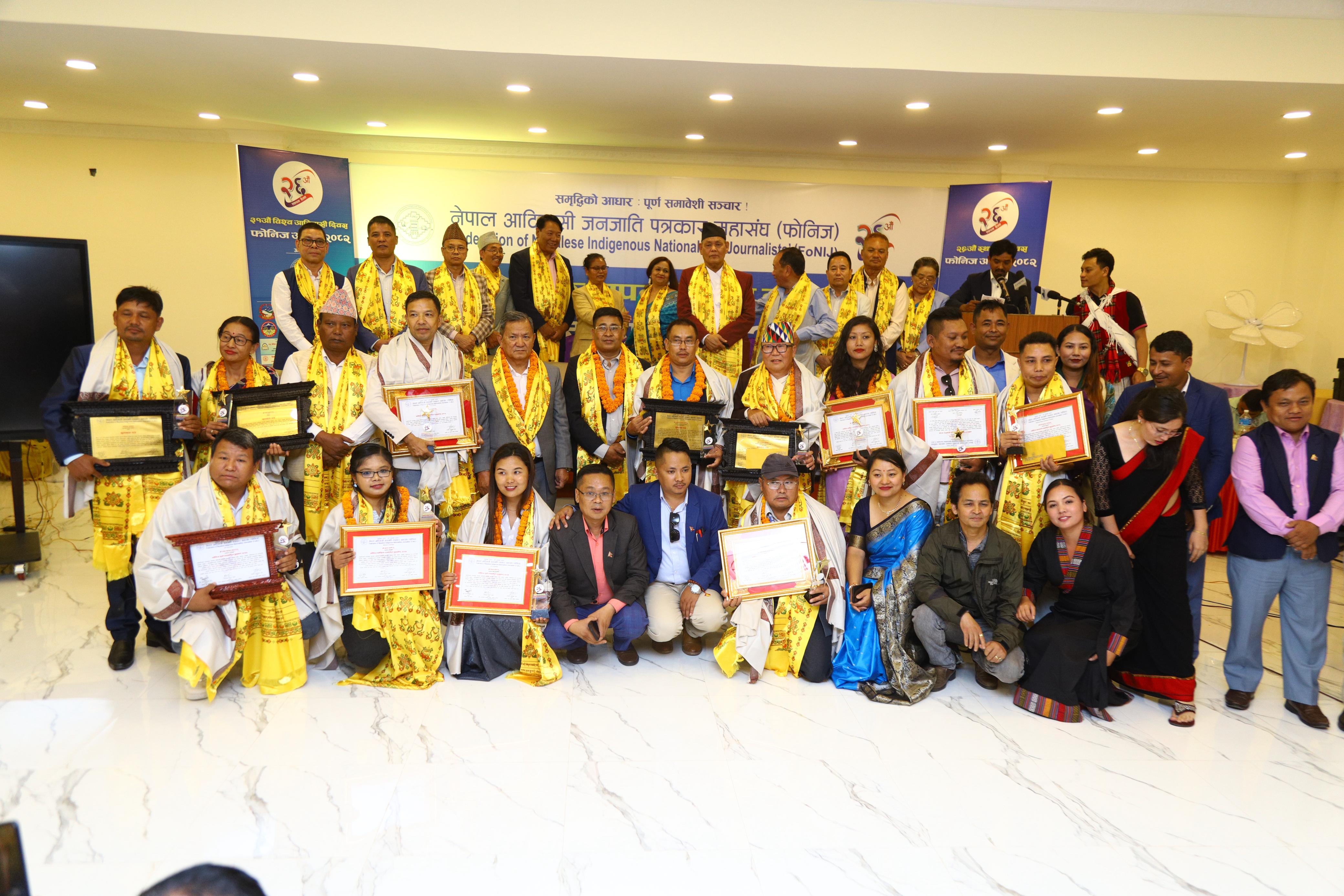 फोनिजको २६औं स्थापना दिवसको अवसरमा आयोजित फोनिज राष्ट्रिय अवार्डमा सम्मानित र पुरस्कृतहरुसँग प्रमूख अतिथिलगायत
