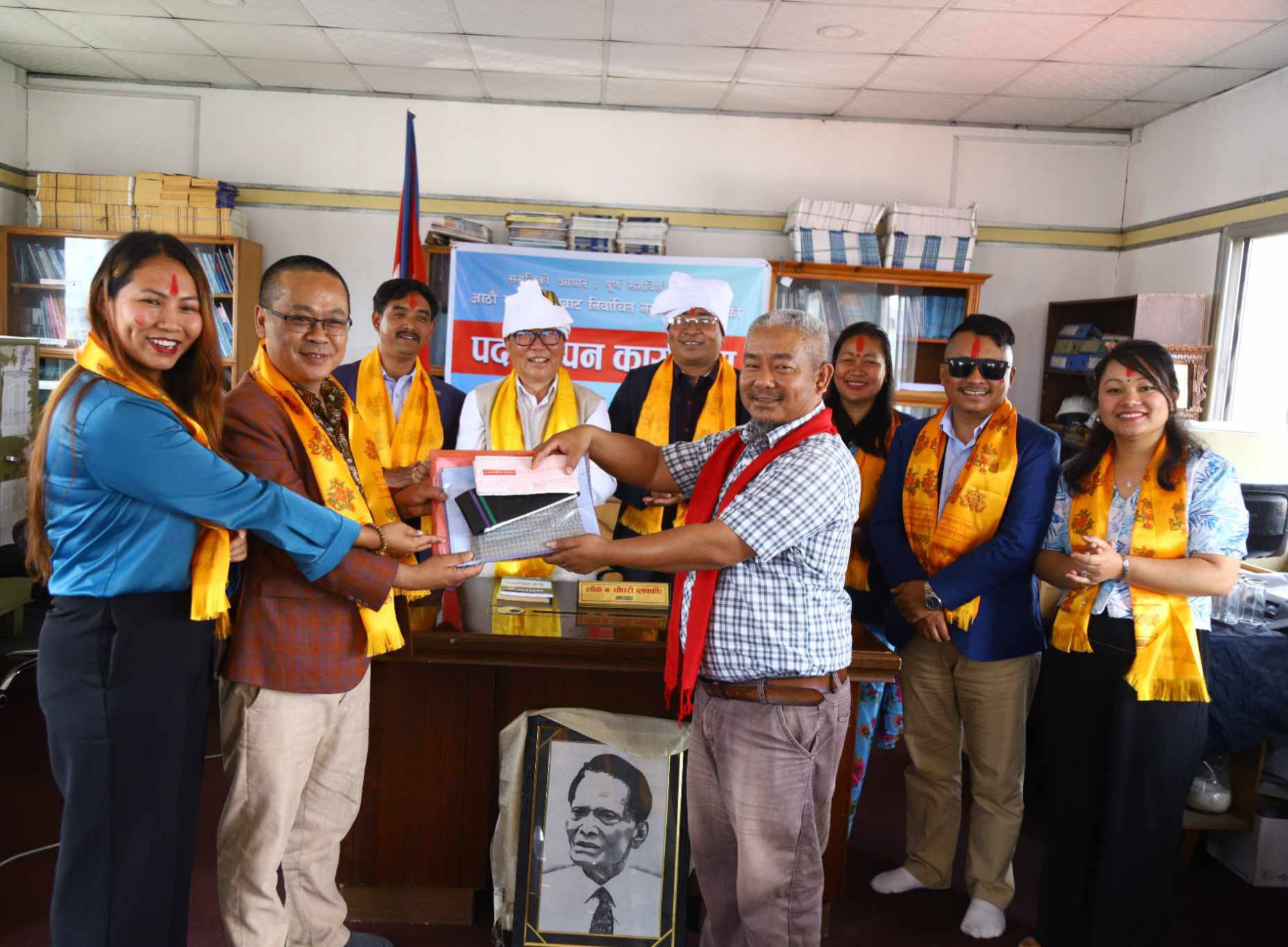 फोनिजका निवर्तामान कोषाध्यक्ष लाला गुरुङ वर्तमान कोषाध्यक्ष अर्जुन बहादुर तामाङलाई हरहिसाब पृस्तिका हस्तान्तरण गर्दै ।